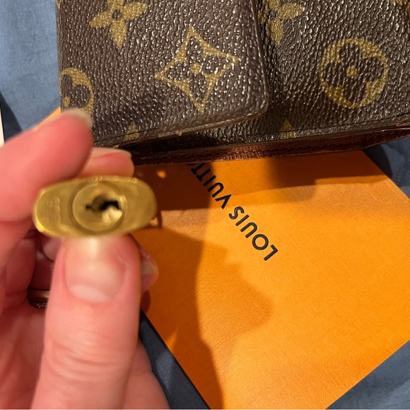 💯 Authentic vintage Louis Vuitton Sarah wallet, with lock and key (306) - Picture 7 of 10